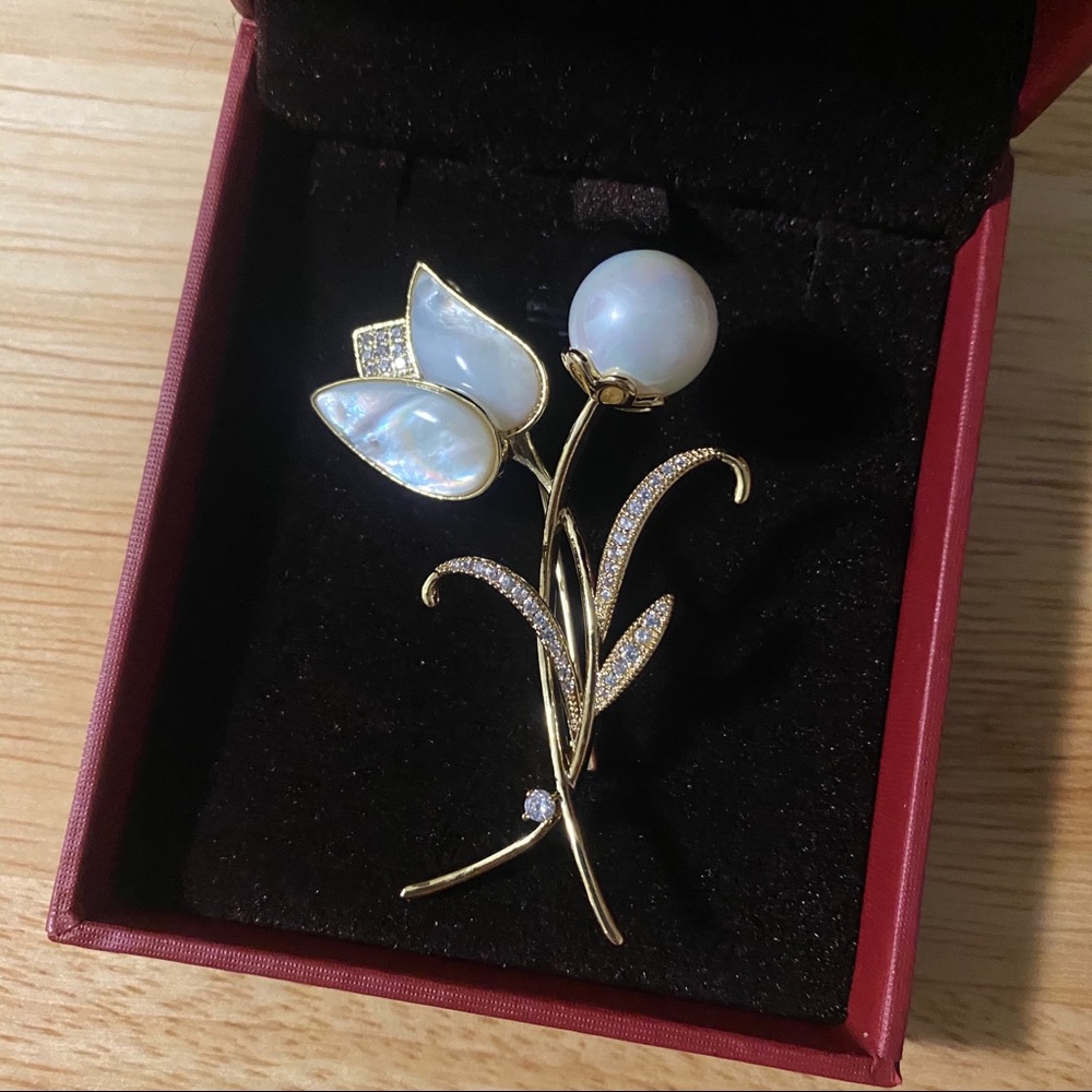 Tulip brooch